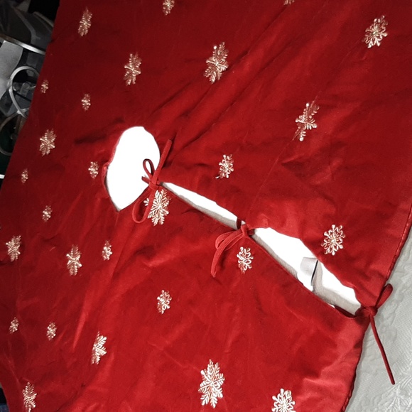 Arctic Holiday Tree Skirt with Gold Snowflake Embroidery - Picture 5 of 9